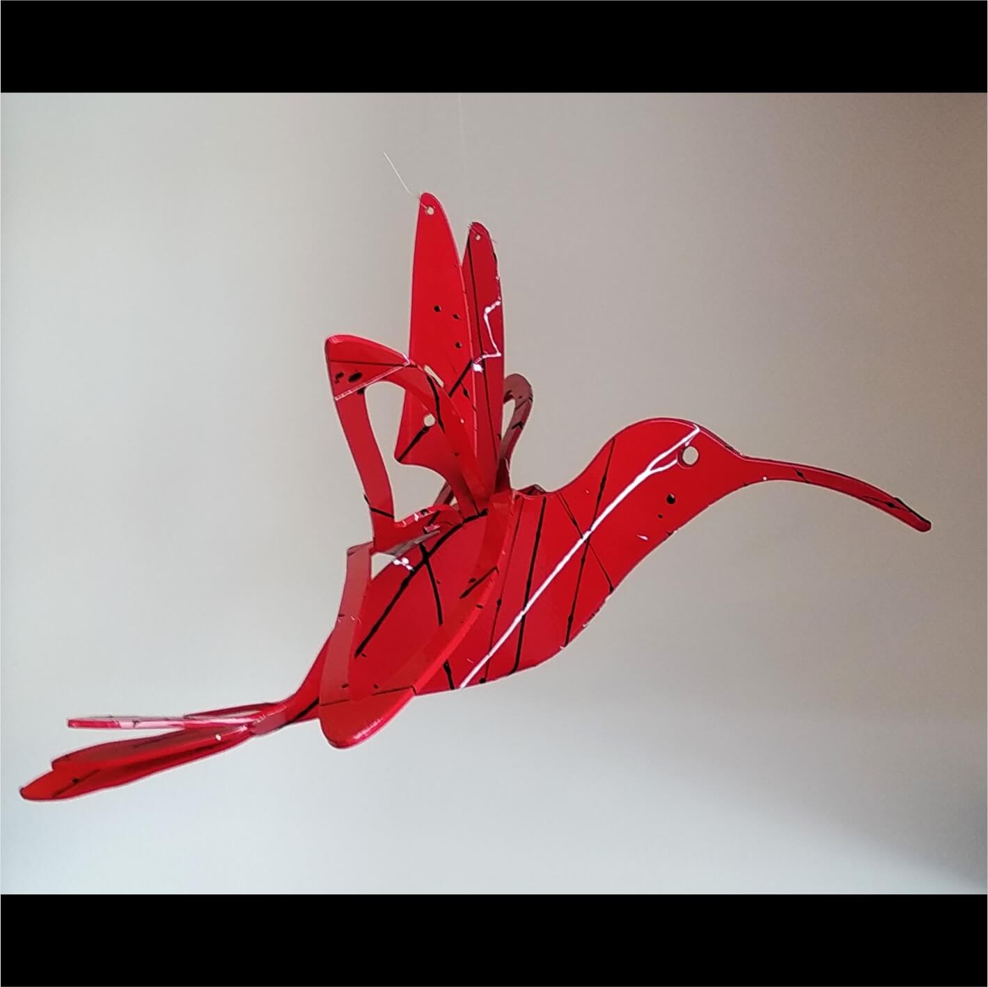 Colibrí Rojo con Salpicaduras Negras y Blancas