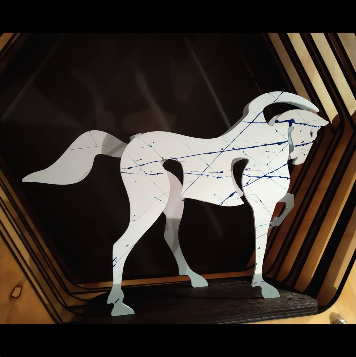 Caballo Blanco con Salpicaduras Azules