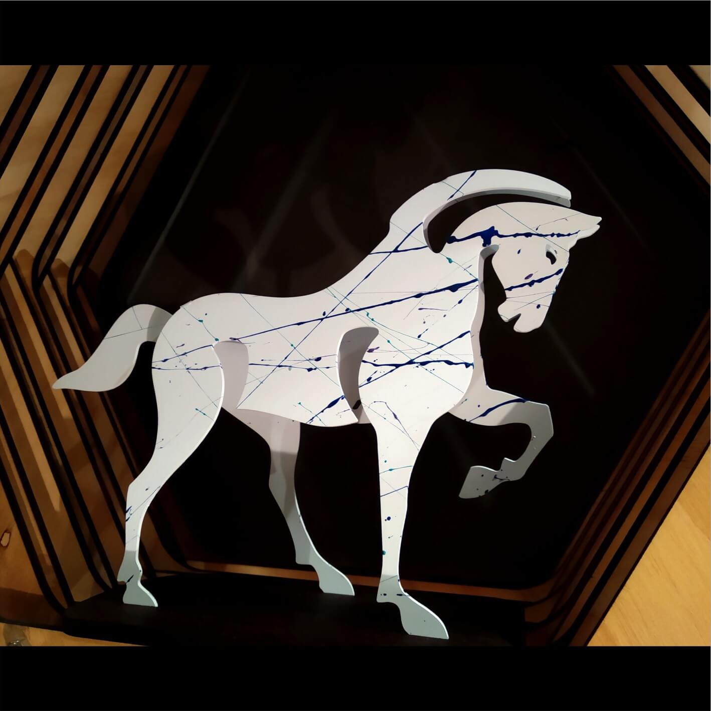 Caballo Blanco con Salpicaduras Azules