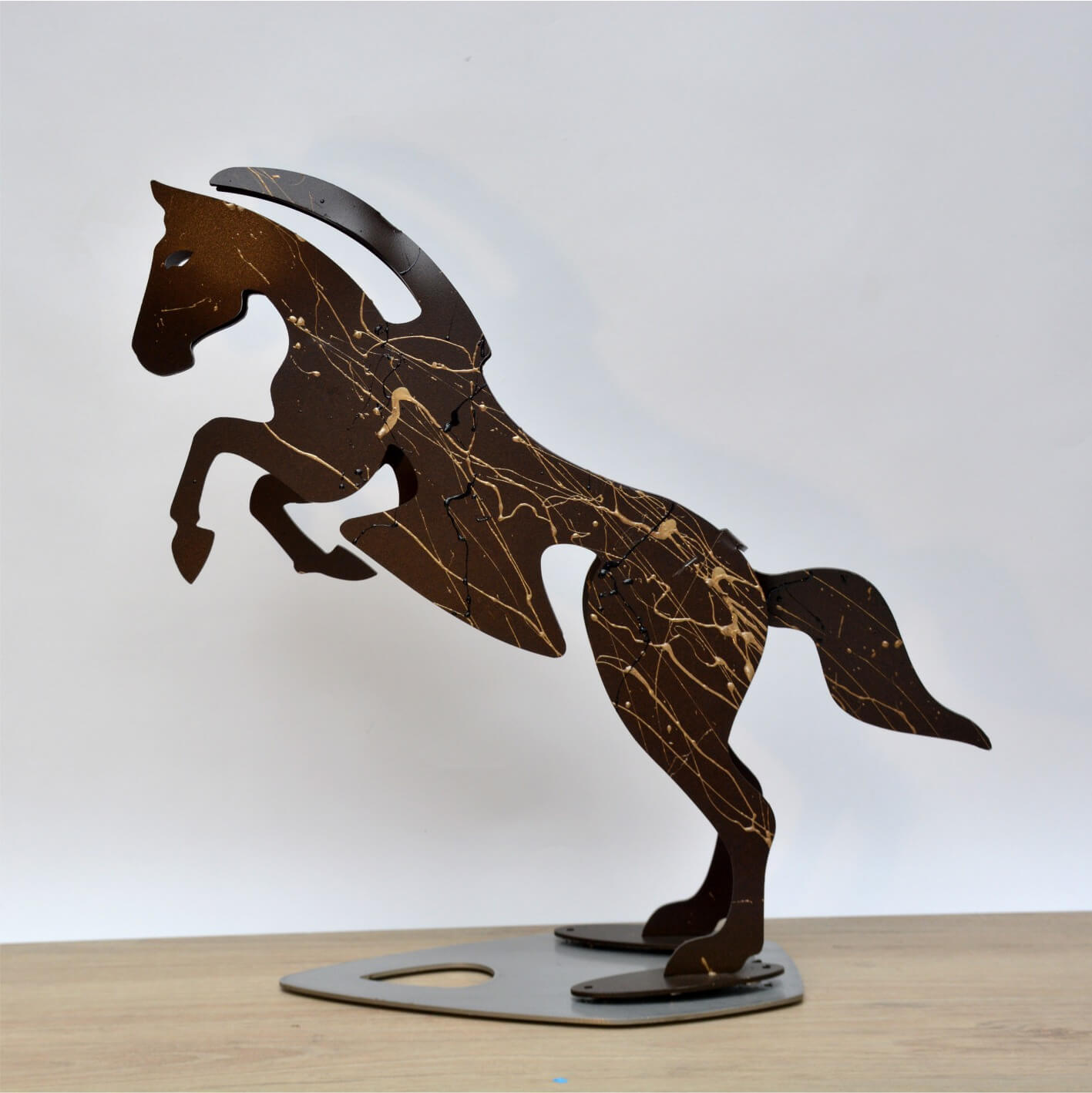 Caballo de Salto Dorado con Salpicaduras Doradas