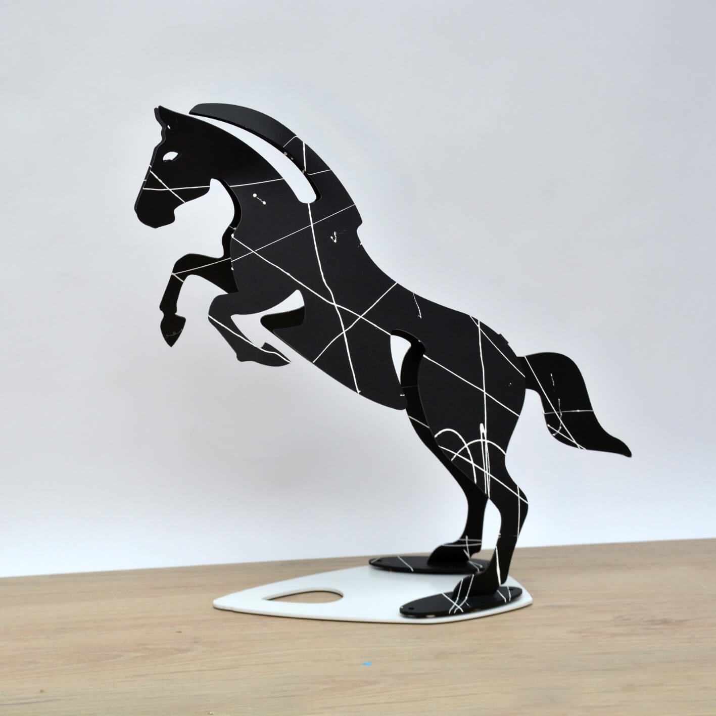 Caballo de Salto Negro con Salpicaduras Blancas