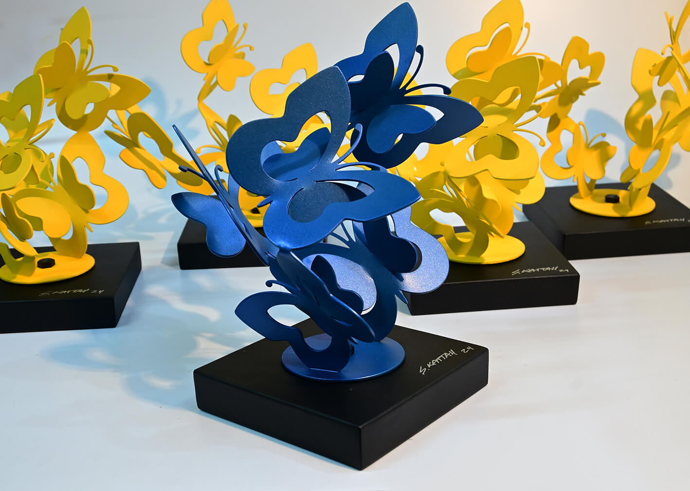 Mariposas Amarillas y Azules sobre Base Negra