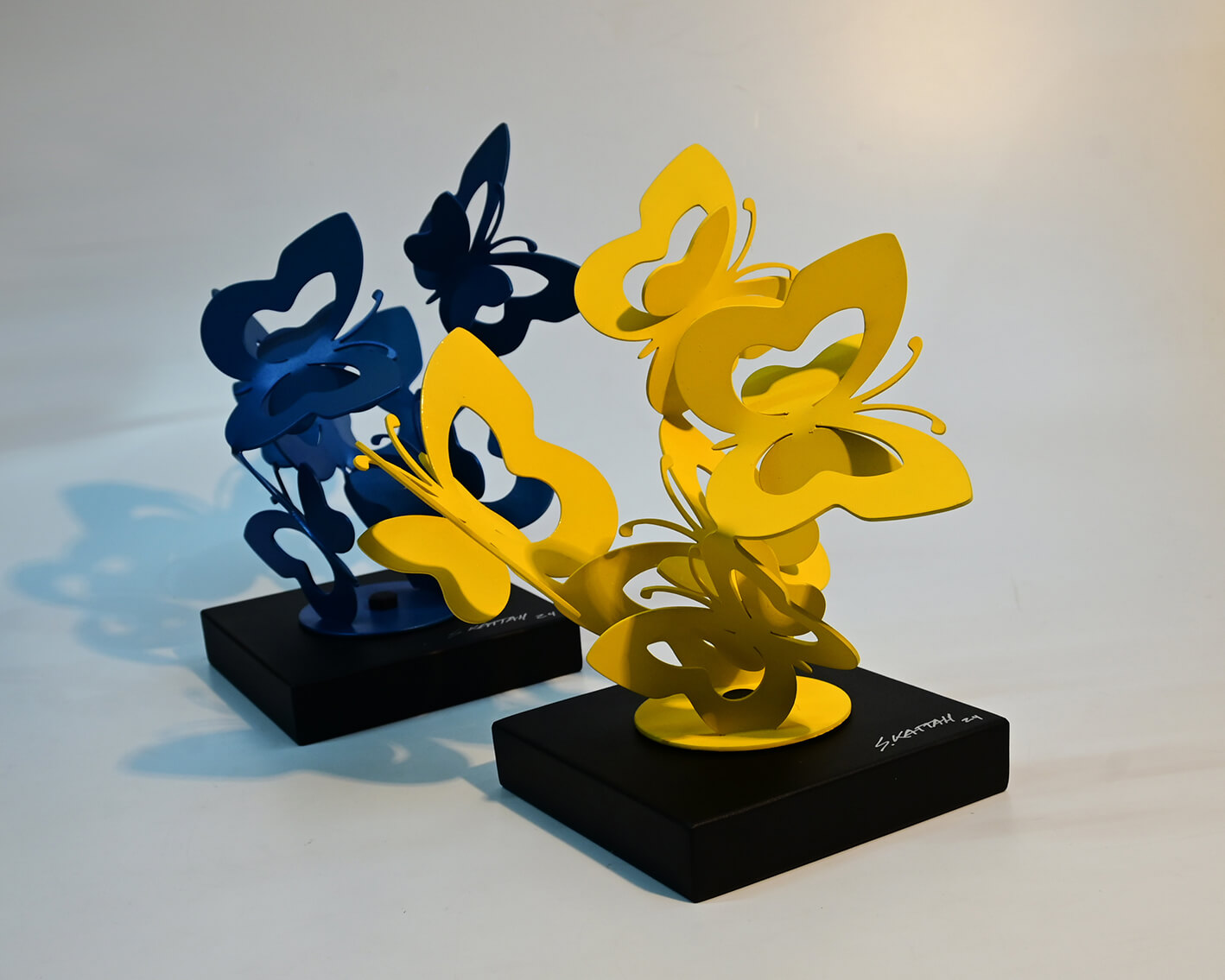 Mariposas Amarillas y Azules sobre Base Negra