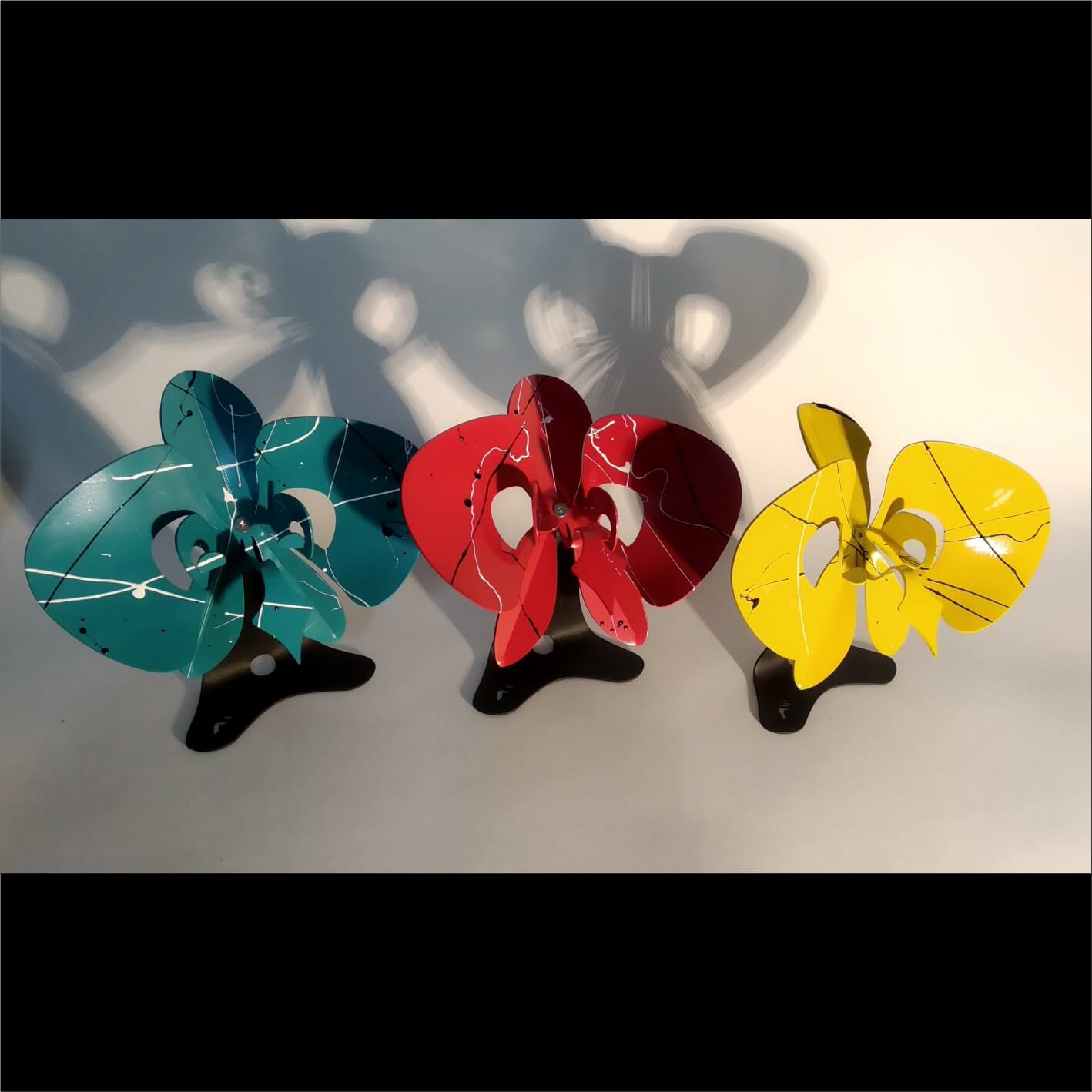 Orquídeas Azul, Roja y Amarilla con Salpicaduras