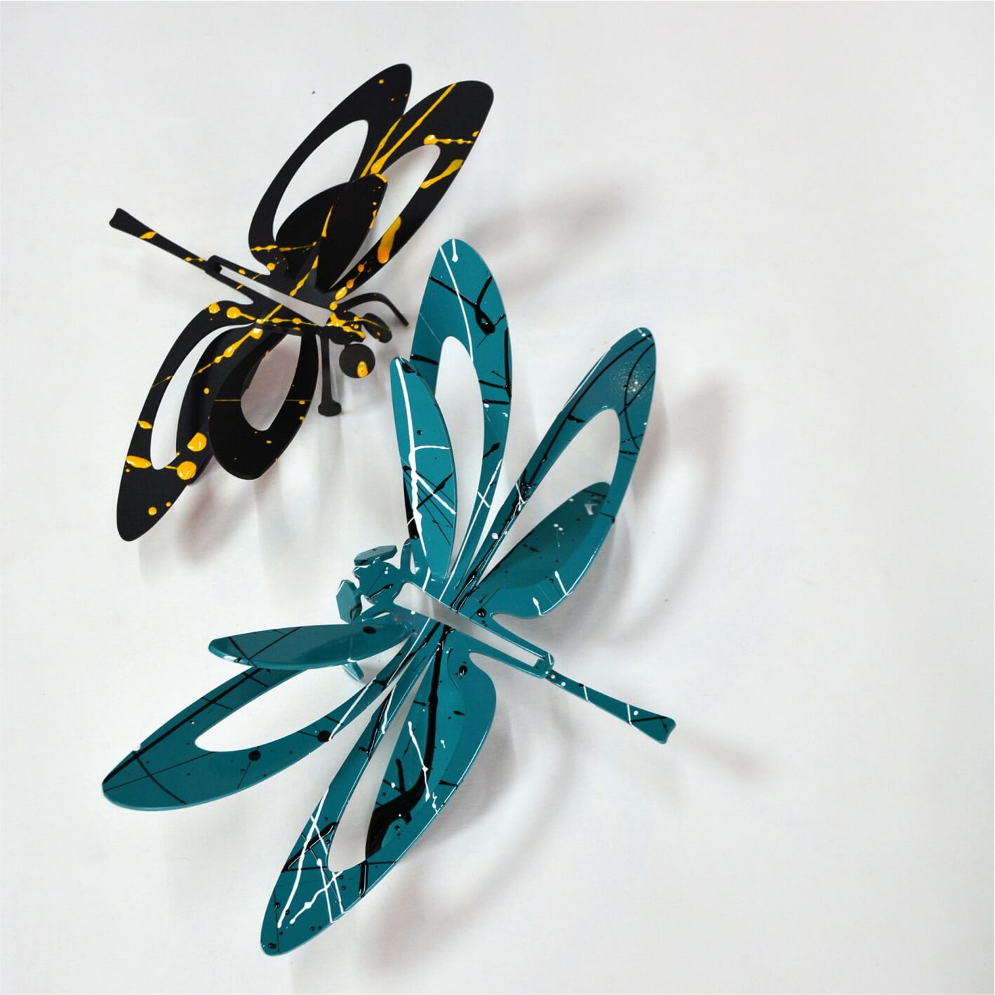 Libélulas Azul y Negra con Salpicaduras