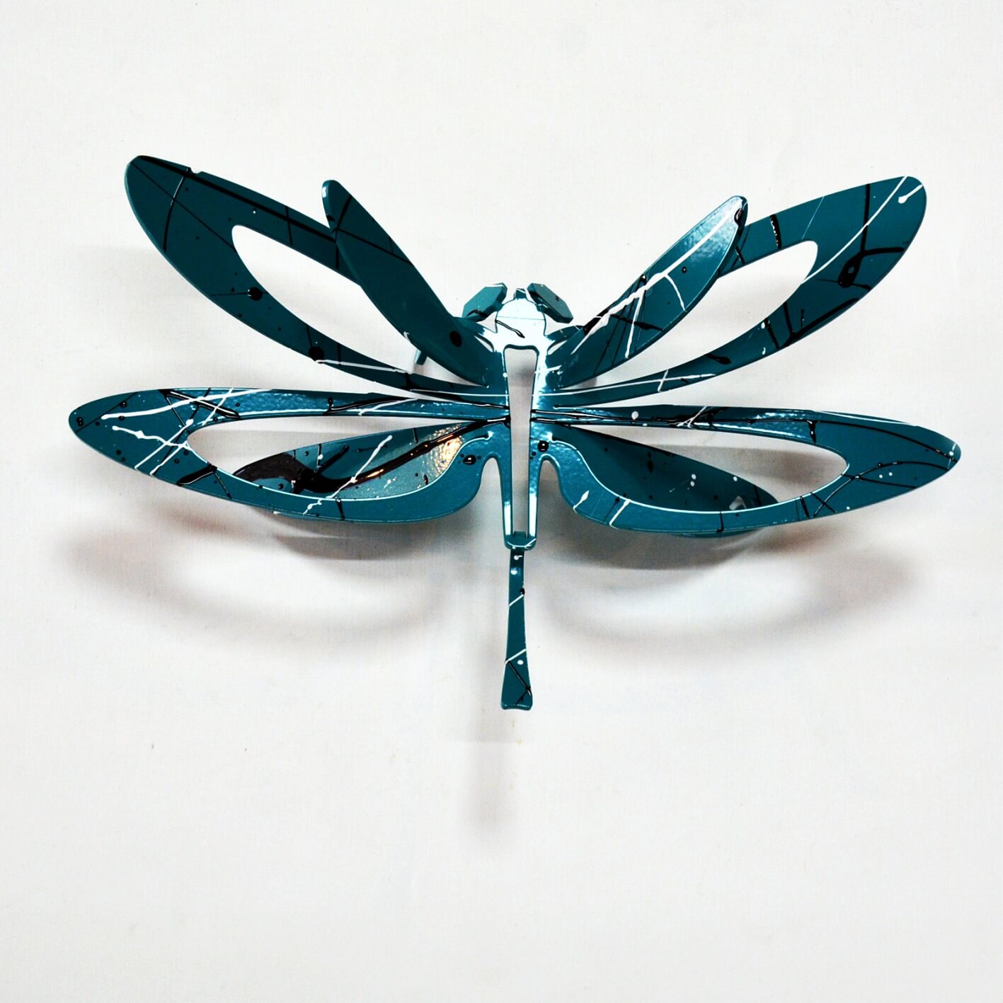 Libélula Azul con Salpicaduras Blancas y Negras