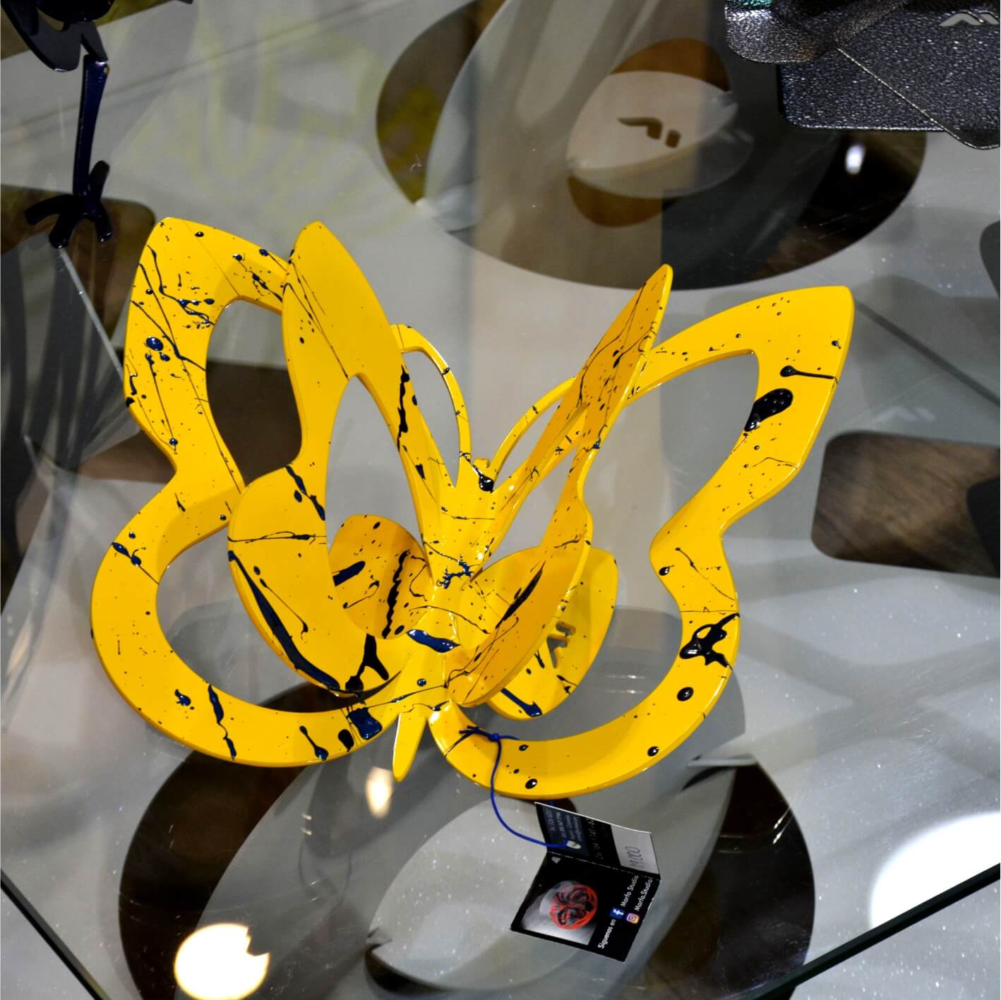 Mariposa Amarilla con Salpicaduras Azules y Negras