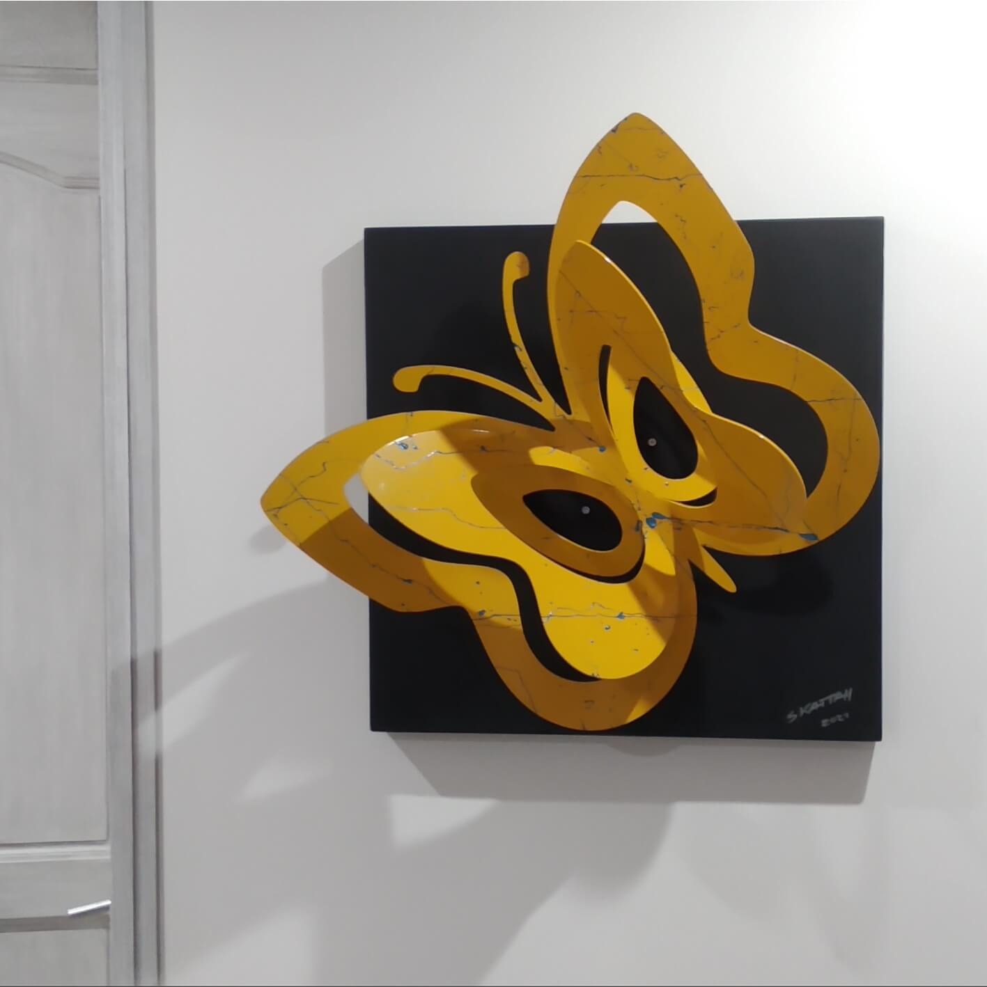 Mariposa de Pared Amarilla con Salpicaduras Azules