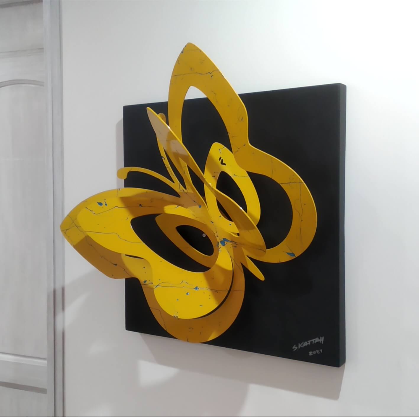 Mariposa de Pared Amarilla con Salpicaduras Azules