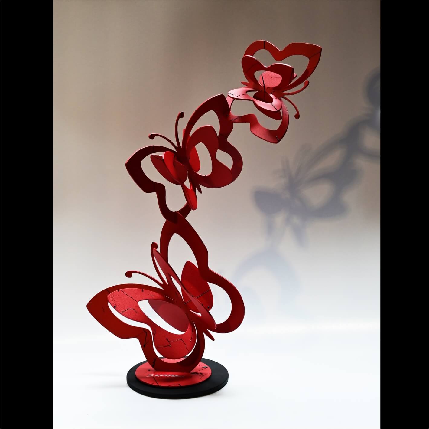 Mariposas Rojas con Salpicaduras (Trío)