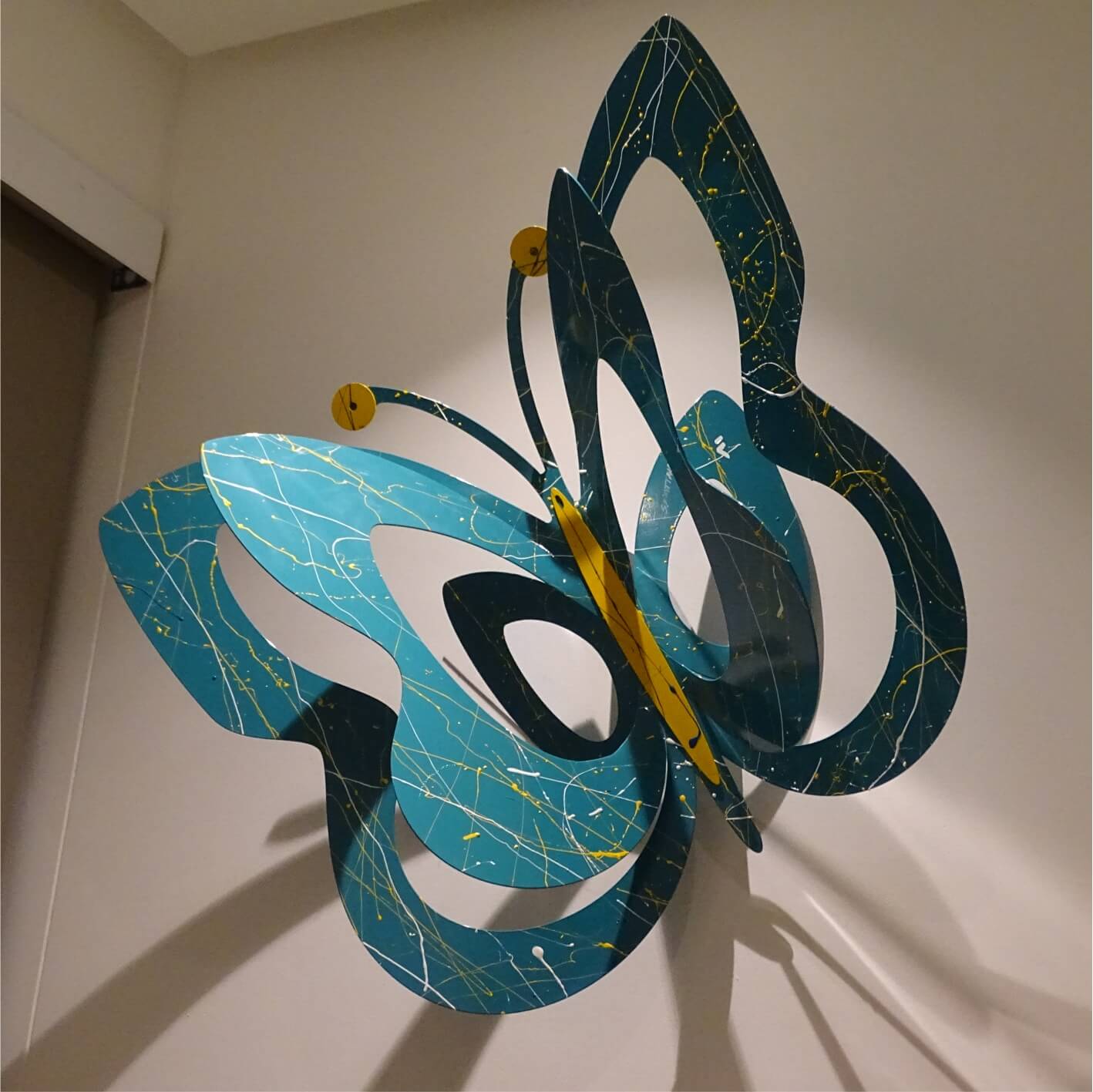 Mariposa Azul con Salpicaduras Blancas y Amarillas