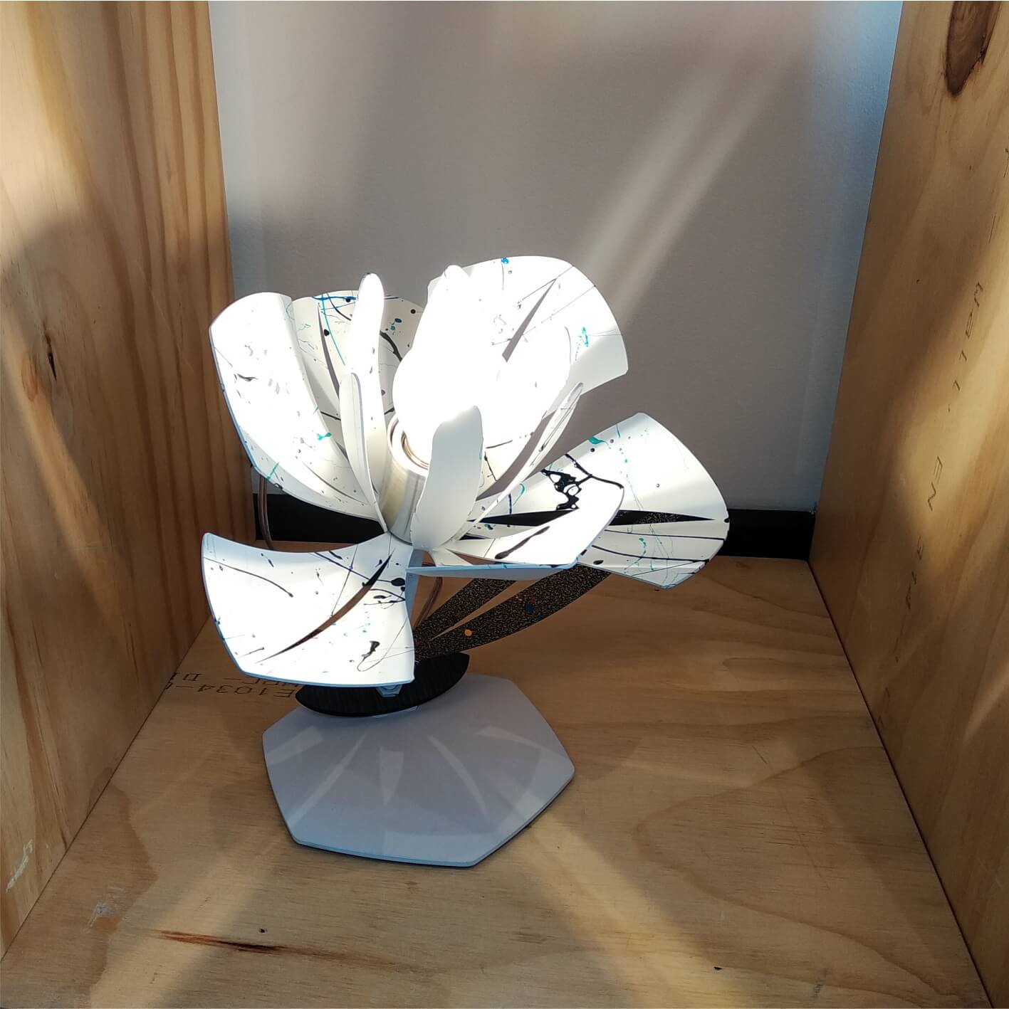 Flor de Macondo Blanca con Salpicaduras Multicolor