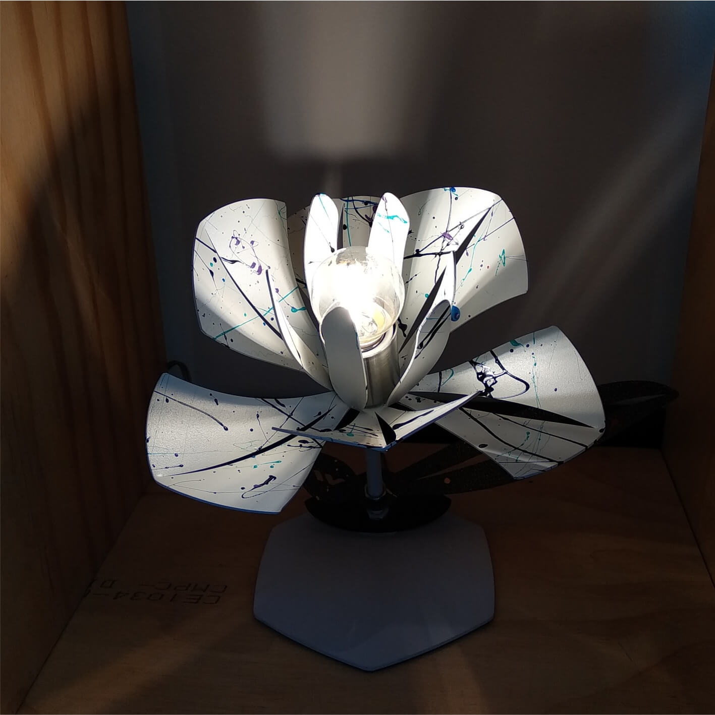 Flor de Macondo Blanca con Salpicaduras Multicolor