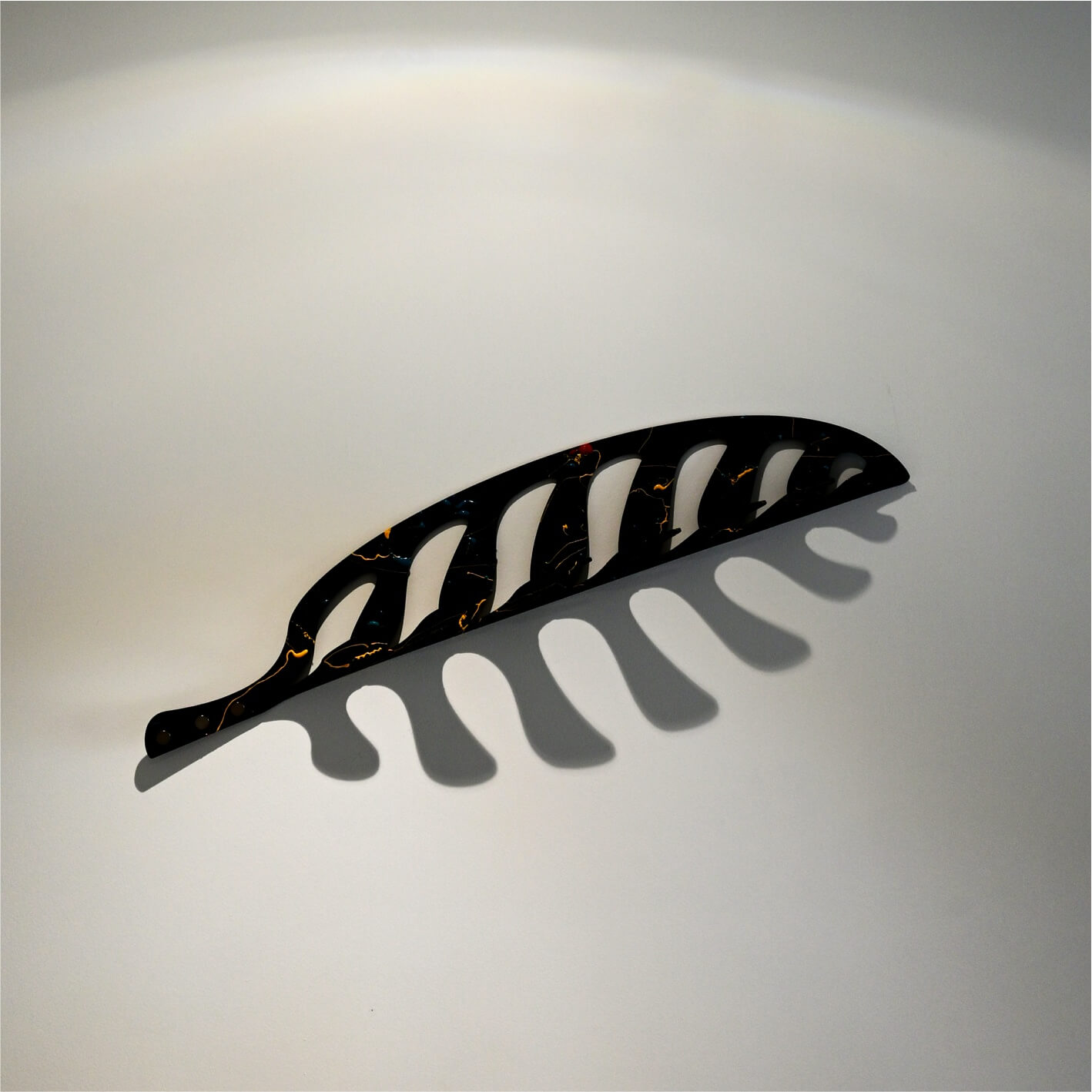 Helecho Negro con Salpicaduras Multicolor