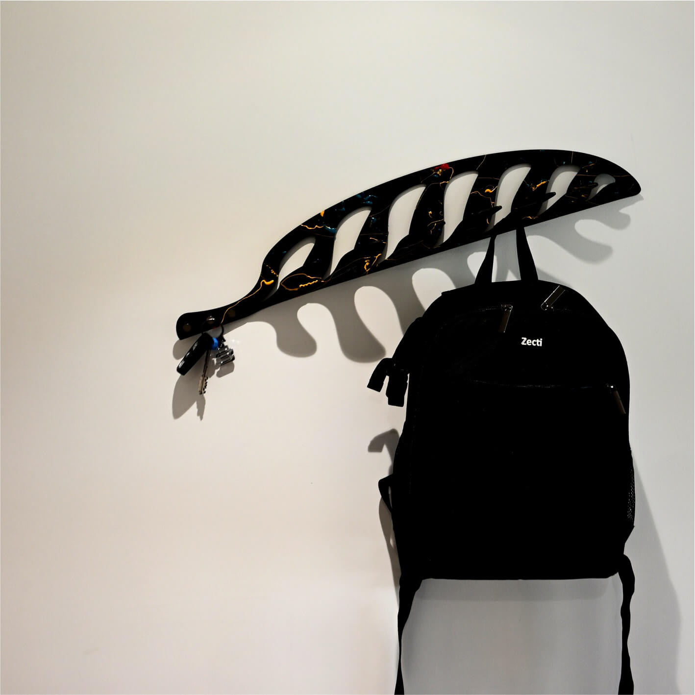 Helecho Negro con Salpicaduras Multicolor