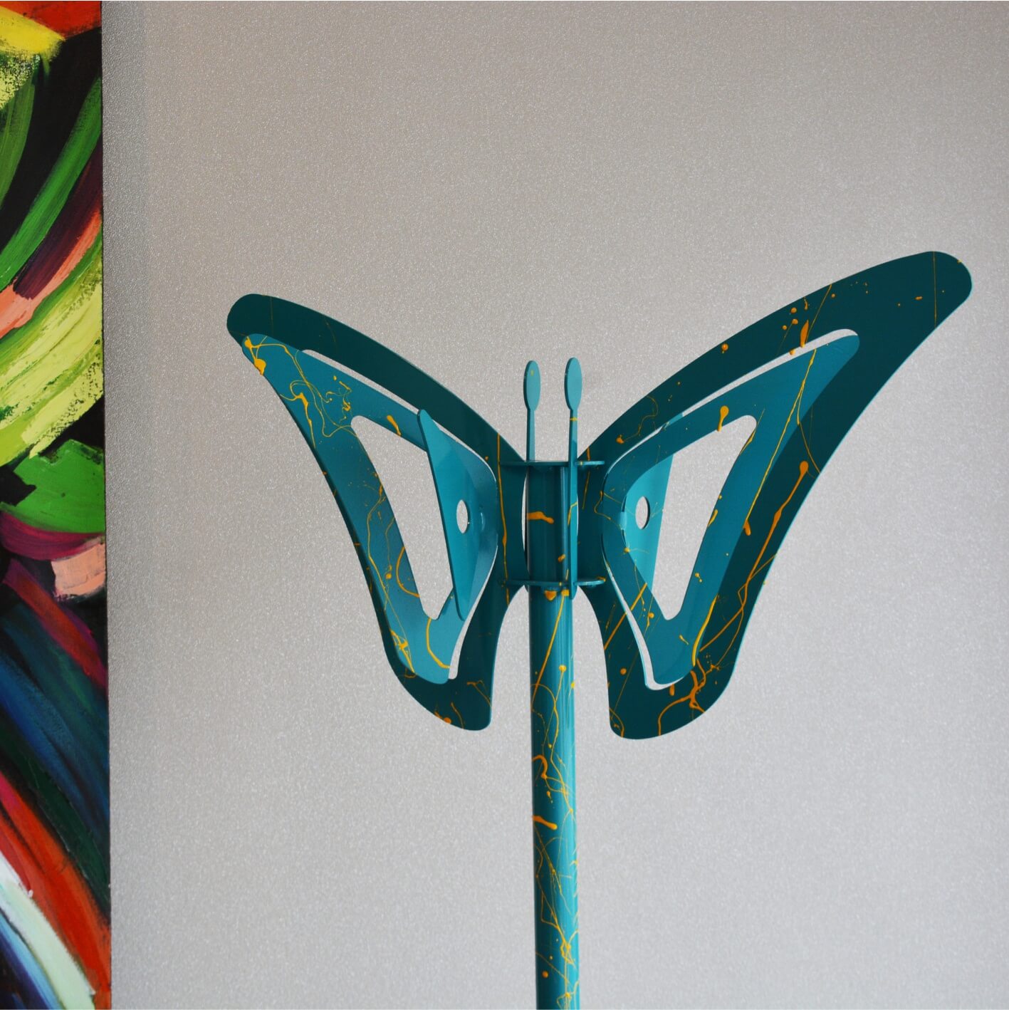 Mariposa de Pie Turquesa con Salpicaduras Amarillas